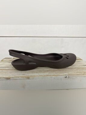 Crocs Kadee ballet flats slingback design and teardrop cutouts on the toe size 4